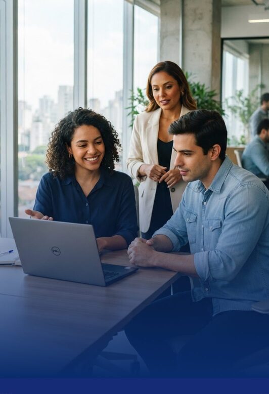 Equipe financeira analisando uma operação de investimentos em um notebook