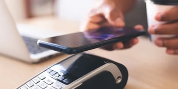 Pasos para implementar sistemas de pago online seguros y rápidos en bancos