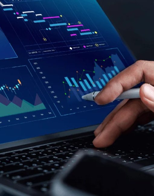 Profissional analisando gráficos de investimentos em um notebook