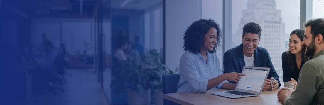 Equipe reunida analisando resultados em um escritório